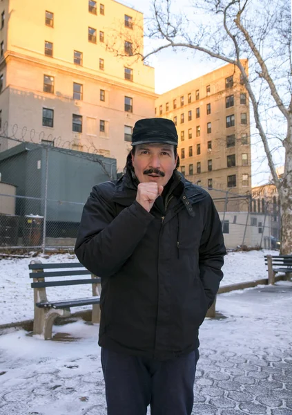 Homem que aquece a mão com a respiração ao ar livre no inverno — Fotografia de Stock