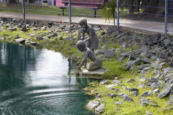 Statyer av barn inuti Cenntral Park för barn Bayamon Puerto — Stockfoto