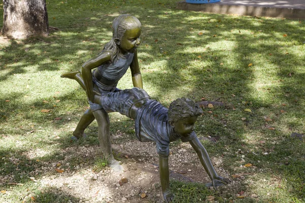 Posągi dzieciGry wewnątrz Cenntral Park dla dzieci Bayamo — Zdjęcie stockowe