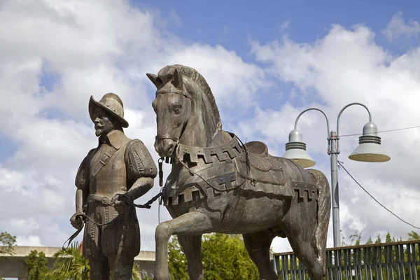Bronsstaty av spansk conquistador och häst Bayamon Puerto R — Stockfoto