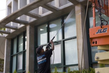 İspanyol adam cam Bayamon P temizlemek için yüksek basınçlı yıkama kullanarak