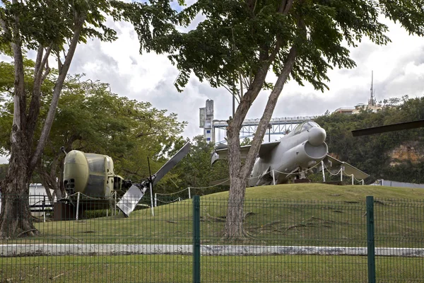 Повреждения самолетам в научном парке имени Луиса А. Ферре после урагана — стоковое фото