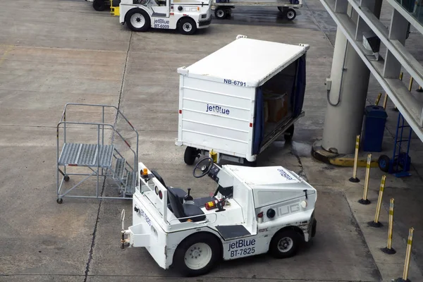 Jet Blue ground support equipment and vehicle — Stock Photo, Image
