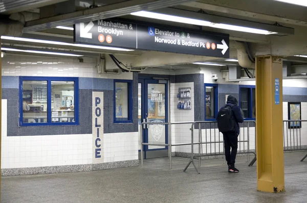 Distrito 11 estação de polícia de trânsito dentro do metrô mezzanine Bronx — Fotografia de Stock