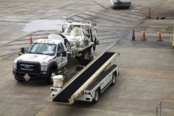 Jet Blue ground support equipment and vehicle — Stock Photo, Image