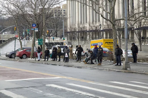 Ludzie czekają na numer 13 autobusem w pobliżu Yankee Stadium — Zdjęcie stockowe