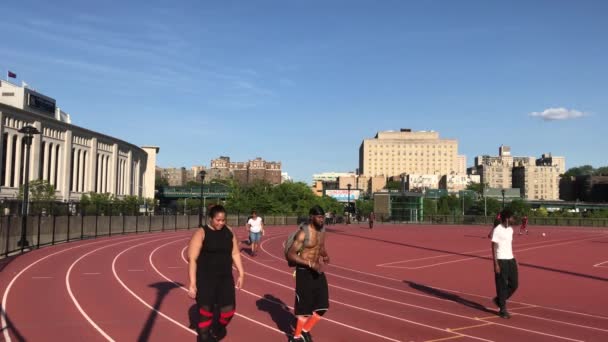 ブロンクス ニューヨーク アメリカ 2019年5月28日 ヤンキースタジアム近くのジョギング場で運動する人々 — ストック動画