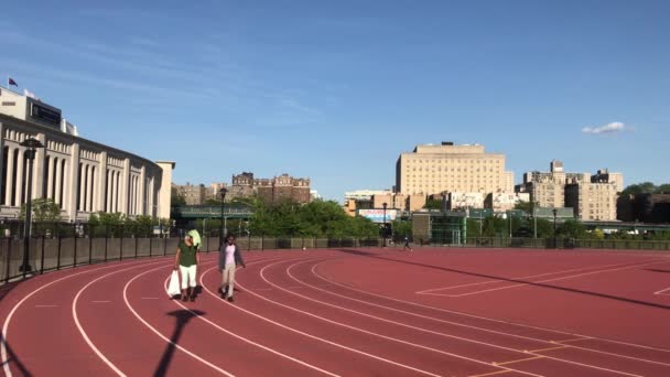 Bronx New York Usa Května 2019 Lidé Cvičou Joggingu Stadionu — Stock video