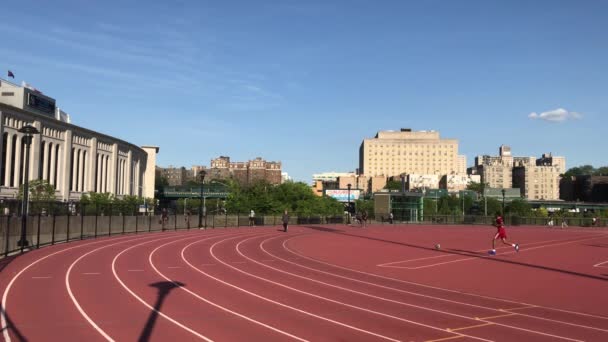 Bronx Nowy Jork Usa Maja 2019 Ludzie Ćwiczy Boisku Joggingu — Wideo stockowe