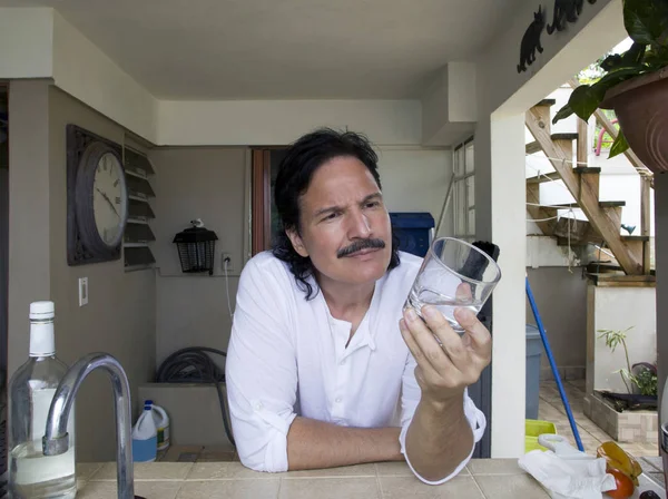 Mamá hispana mirando y sosteniendo un vaso de agua — Foto de Stock