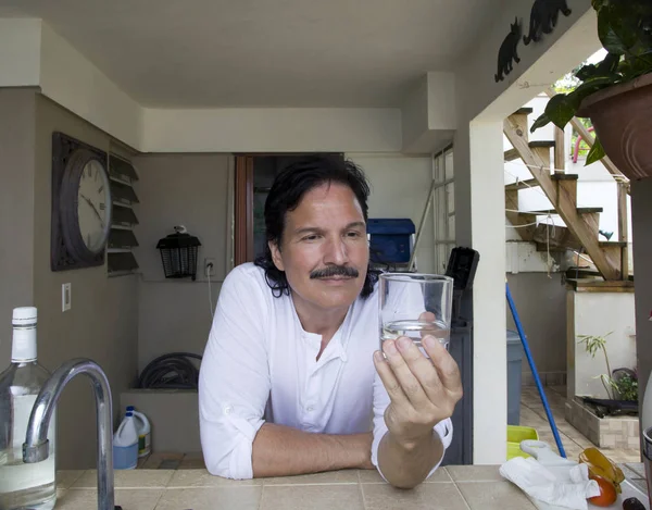 Mamá hispana mirando y sosteniendo un vaso de agua — Foto de Stock