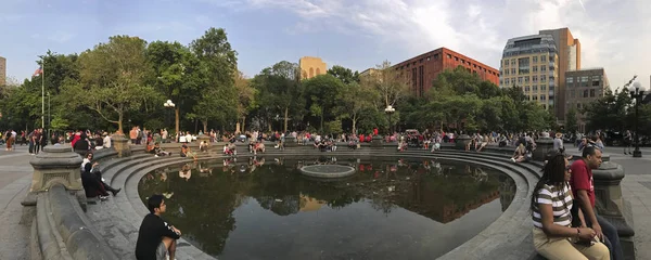 Wide angle of fountain at Washington Square Park NYC — Stock Photo, Image