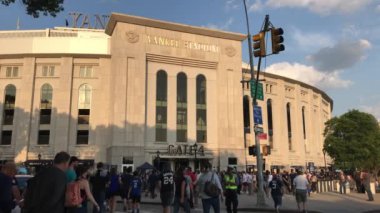 Bronx, New York/Usa - 10 Haziran 2019: Taraftarlar beyzbol maçını görmek için Yankee Stadyumu'na karşı karşıya geçti.