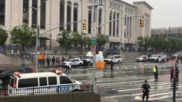 브롱크스 2019년 10일 사람들이 비오는 날씨에 게임에 거리를 — 비디오
