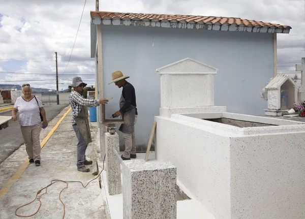 Двое мужчин работают над склепом на кладбище Серро Гордо San Lorenzo PR — стоковое фото