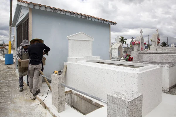 Deux hommes travaillent sur une crypte au cimetière Cerro Gordo San Lorenzo PR — Photo