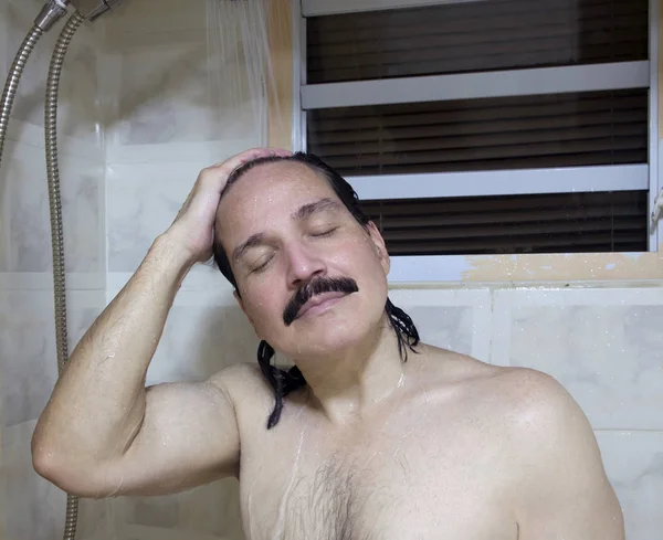 Hombre hispano tomando ducha — Foto de Stock