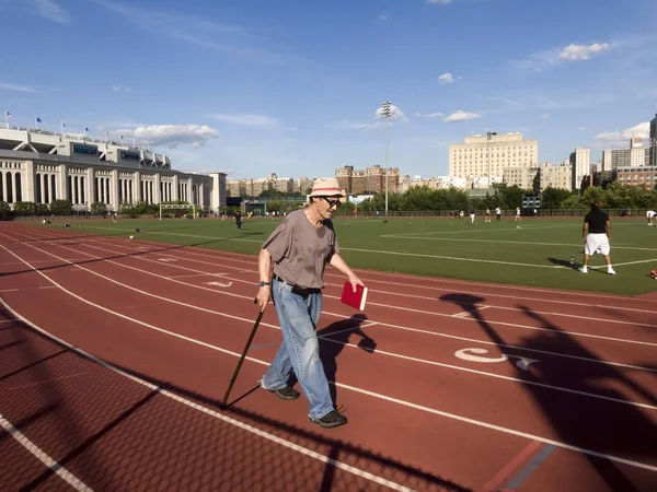 Man met Cane wandelingen voor oefening in de buurt van Yankee Stadium Field Bronx — Stockfoto