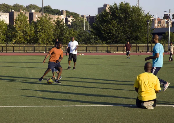 Uomini che giocano a calcio sul campo vicino allo Yankee Stadium Bronx NY — Foto Stock