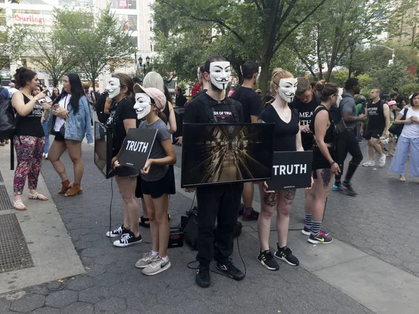 Anônimo para o grupo Voiceless demonstrar na Union Square NY — Fotografia de Stock