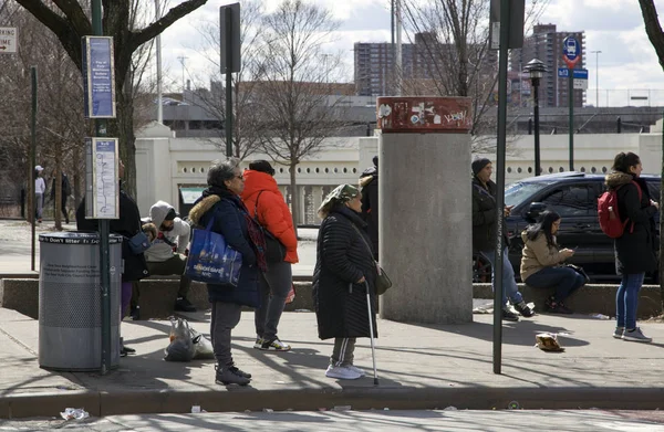 Az emberek várnak a szám hat busz a tranzit-stop Bronx NY — Stock Fotó