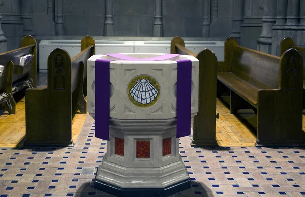 Dopfunt inuti kyrkan av välsignat sakraments NYC — Stockfoto