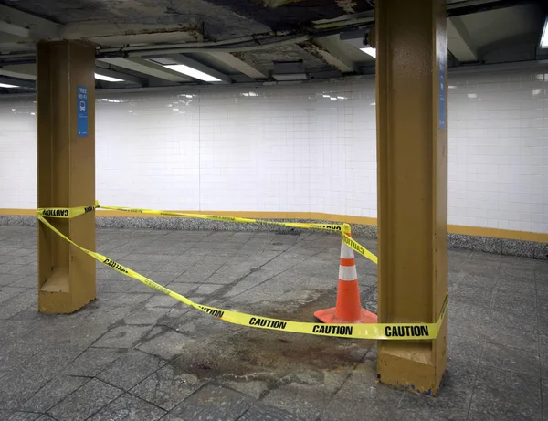 Filtración de agua del techo de la estación de metro Yankee Stadium Bronx — Foto de Stock