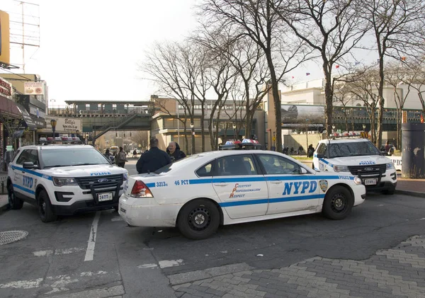 Poice barracada calle con coches durante el partido Yankee Stadium Bron — Foto de Stock