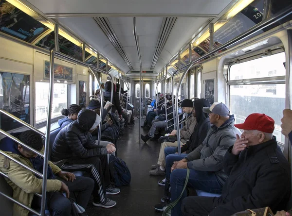 Passeios de metrô no trem número 4 indo para Manhattan NY — Fotografia de Stock