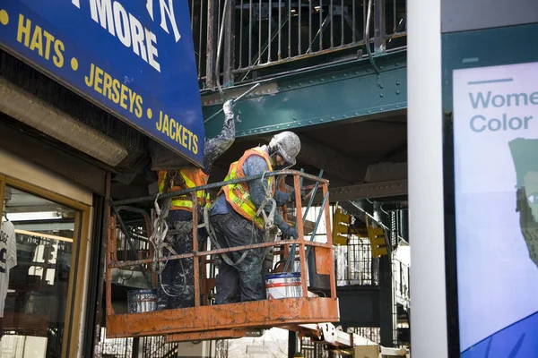 Pracownicy MTA malowanie zewnątrz architektury metra — Zdjęcie stockowe
