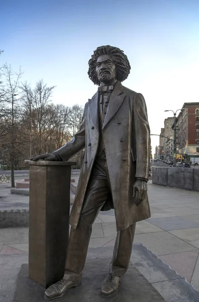 Staty av Frederick Douglass på Circle New York City — Stockfoto