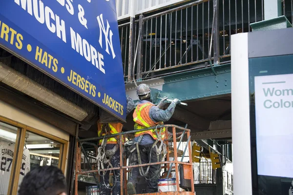Pracownicy MTA malowanie zewnątrz architektury metra — Zdjęcie stockowe