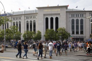 Yankee taraftarları maçın tadını çıkarmak için stadyuma gidiyor