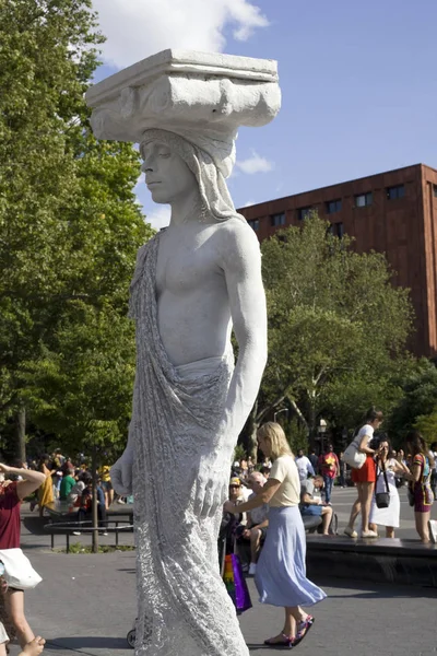 Ulica MIME stwarzające jako pomnik w Washinton Square Park w NYC — Zdjęcie stockowe
