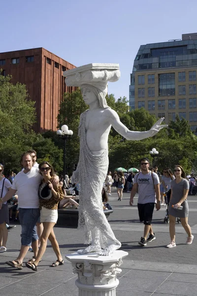 Street mime posing as statue at Washinton Square Park in NYC — Stock Photo, Image
