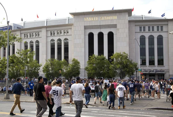 Yankee fans head to the stadium to enjoy the game — Stock Photo, Image