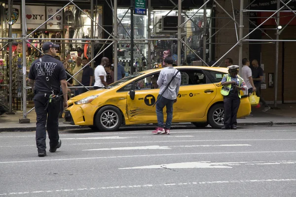 FDNY and NYPD arrive after taxi accident in NYC — Stock Photo, Image