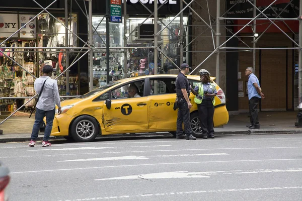 FDNY i NYPD przybywają po wypadku taksówki w Nowym Jorku — Zdjęcie stockowe