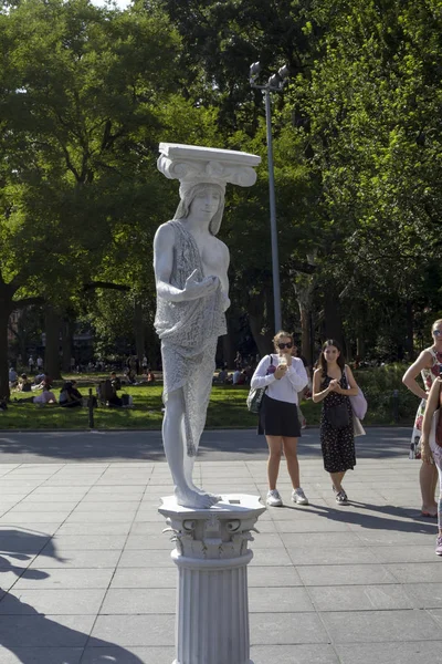 Street MIME poserar som staty på Washinton Square Park i NYC — Stockfoto