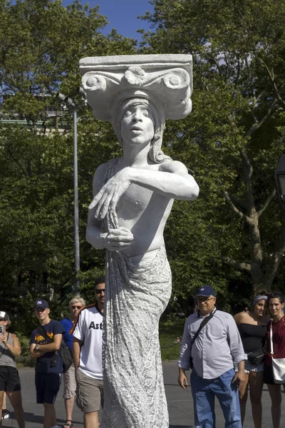 Mimo de rua posando como estátua no Washinton Square Park em NYC — Fotografia de Stock