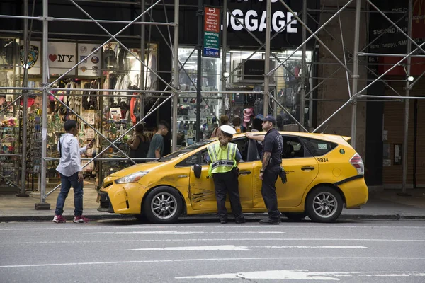 FDNY i NYPD przybywają po wypadku taksówki w Nowym Jorku — Zdjęcie stockowe