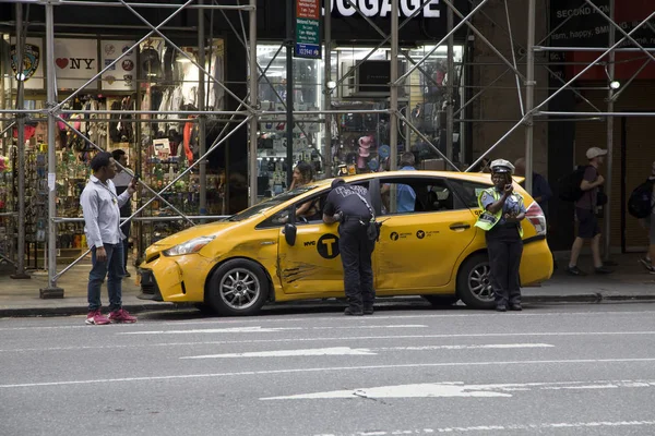 Fdny ve Nypd Nyc taksi kazasından sonra geliyor — Stok fotoğraf