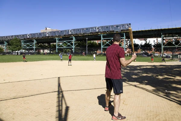 Coach Jonathan Goffman bats with kids from Mott Hall Science Aca — Stock Photo, Image