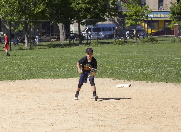 I bambini della Mott Hall Science Academy giocano a baseball nella vicina Bron — Foto Stock