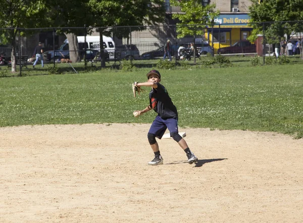 Gyerekek a Mott Hall Science Academy játszani baseball a közeli Bron — Stock Fotó