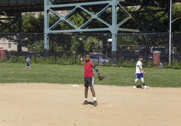 I bambini della Mott Hall Science Academy giocano a baseball nella vicina Bron — Foto Stock