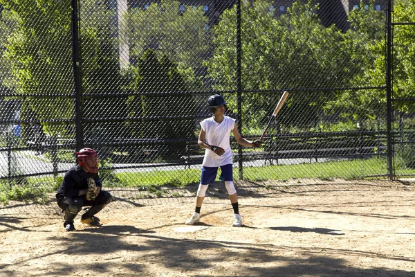 I bambini della Mott Hall Science Academy giocano a baseball nella vicina Bron — Foto Stock