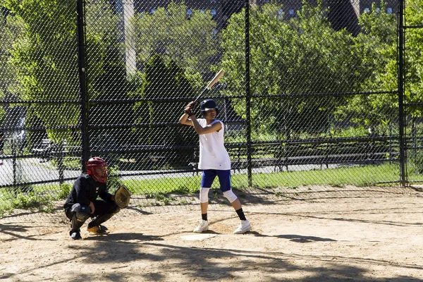 Des enfants de la Mott Hall Science Academy jouent au baseball dans le Bron voisin — Photo