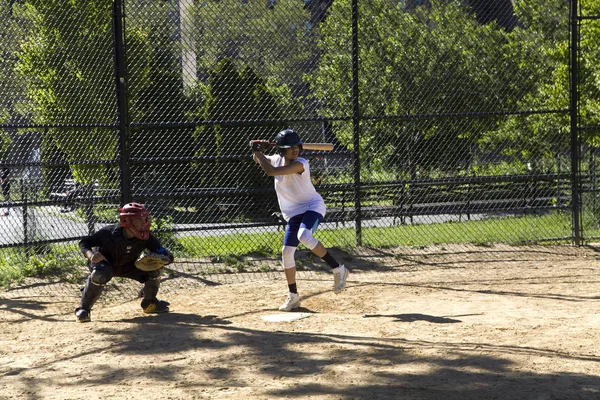 Des enfants de la Mott Hall Science Academy jouent au baseball dans le Bron voisin — Photo
