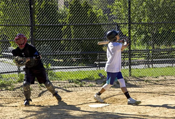 Kinder der Mott Hall Science Academy spielen Baseball im nahe gelegenen Bron — Stockfoto